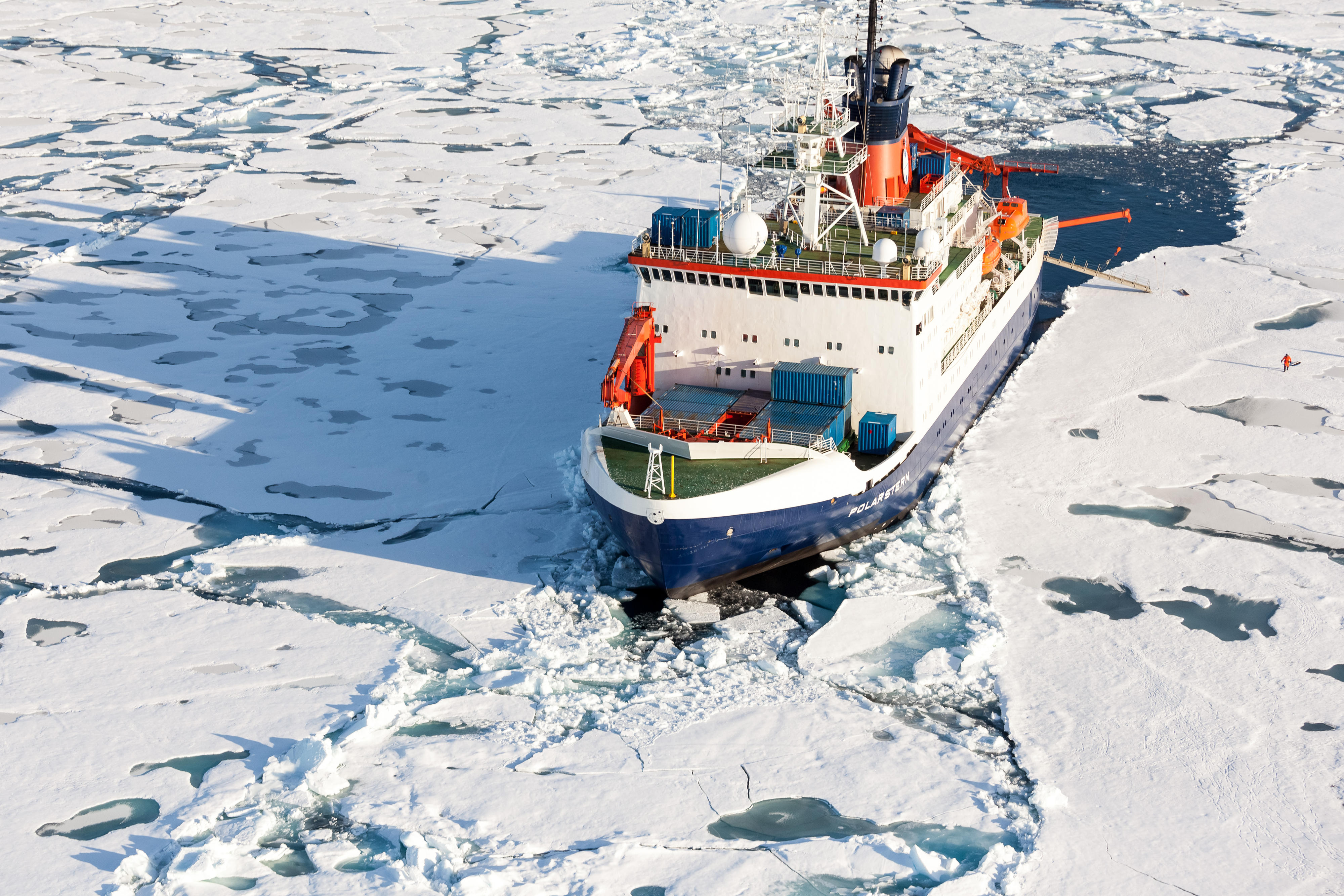 Schiff "Polarstern" navigiert durch Eisschollen.